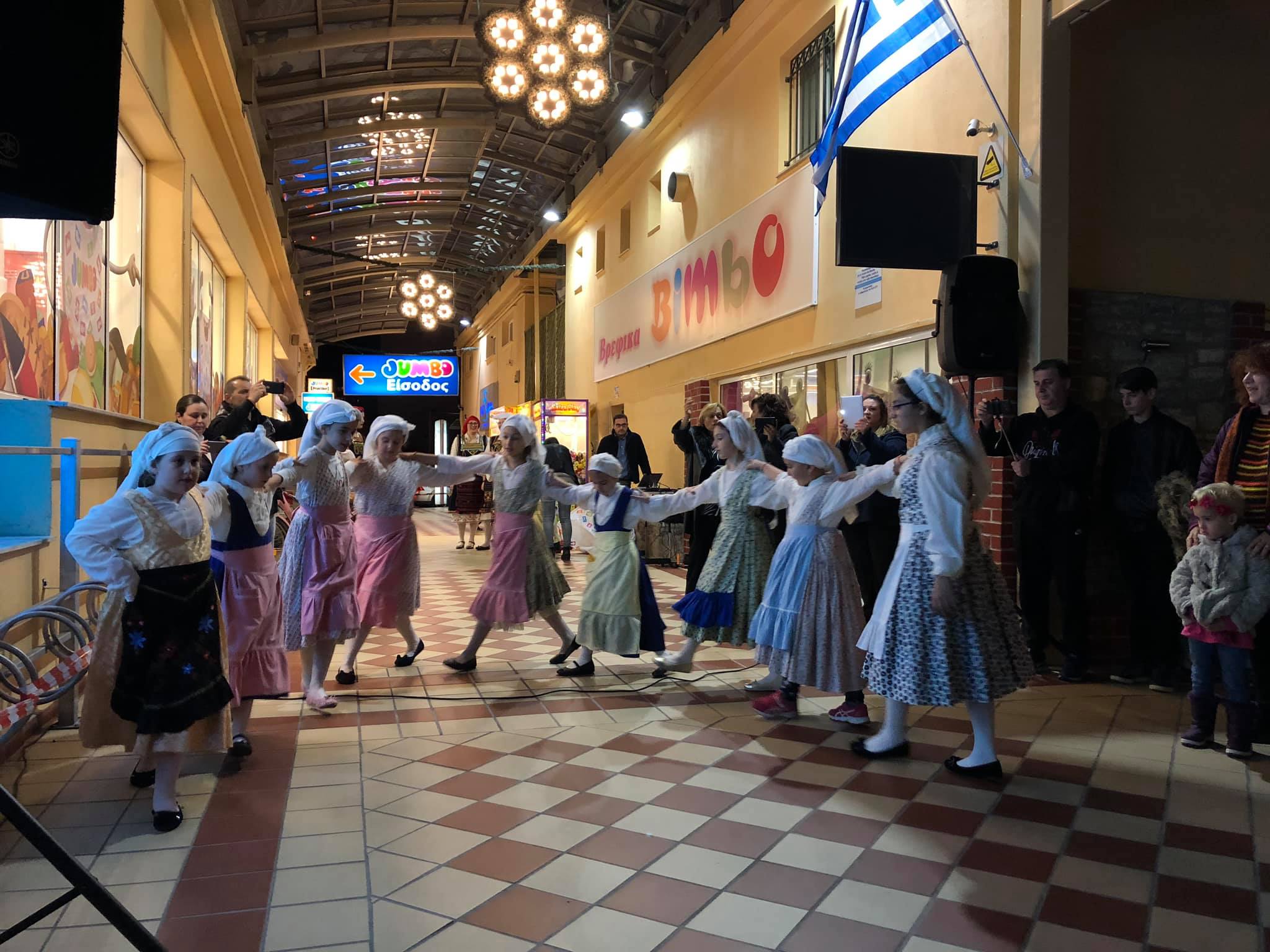 Γιορτή Παραδοσιακών χορών στη στοά του OLD CITY